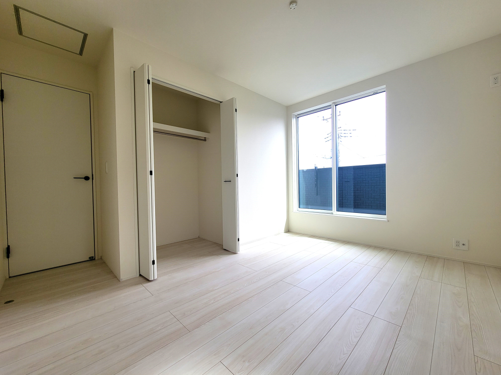 ☆　広々角部屋の主寝室　☆☆ お子様の成長に合わせて仕切ることの出来る２in1の魅力の居室。