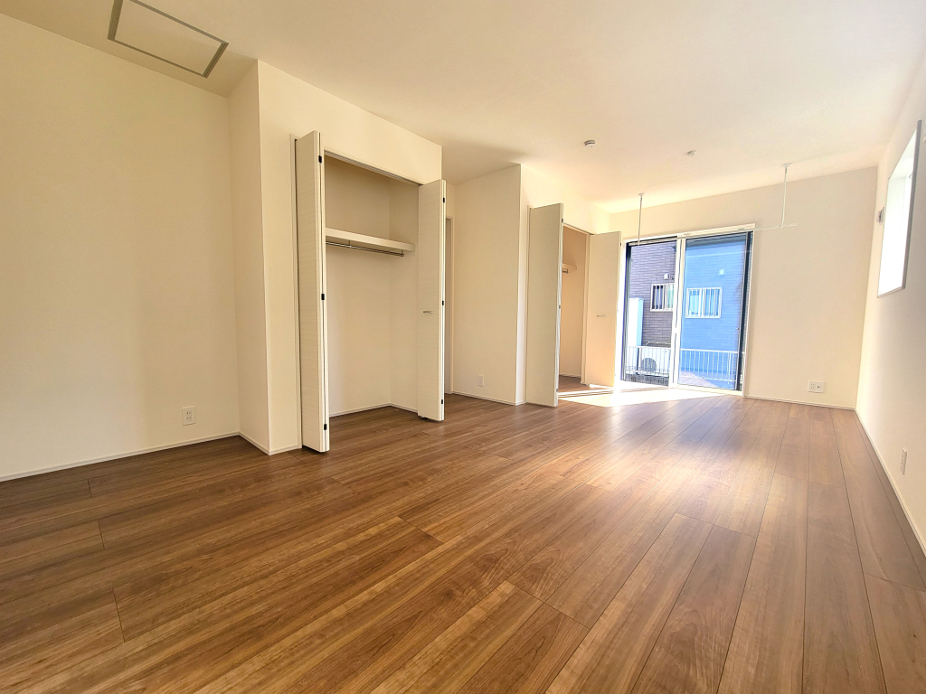 ☆広々角部屋の主寝室☆ 風が抜けて爽やかな住み心地を演出し、ご夫婦の寝室として満たされたお部屋