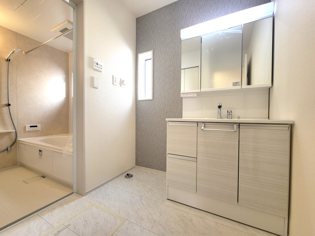 ☆清潔感溢れる洗面室☆ 心地良い空間を意識した洗面室。収納豊富な化粧台、奥様に必要な三面鏡。