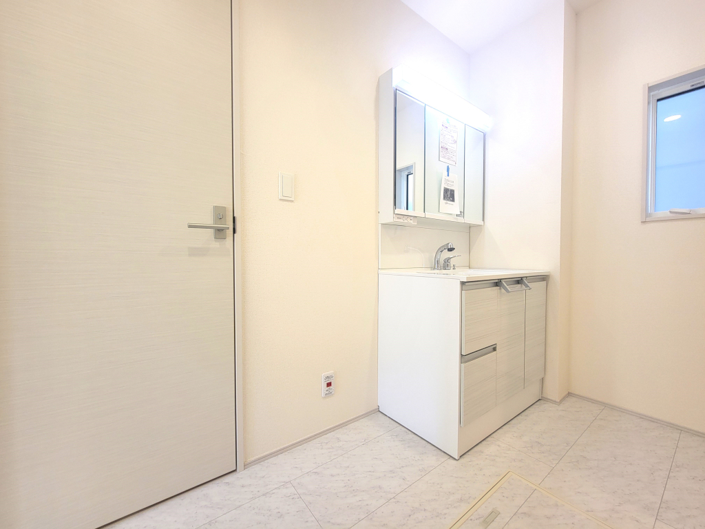 ☆清潔感溢れる洗面室☆ 心地良い空間を意識した洗面室。収納豊富な化粧台、奥様に必要な三面鏡。