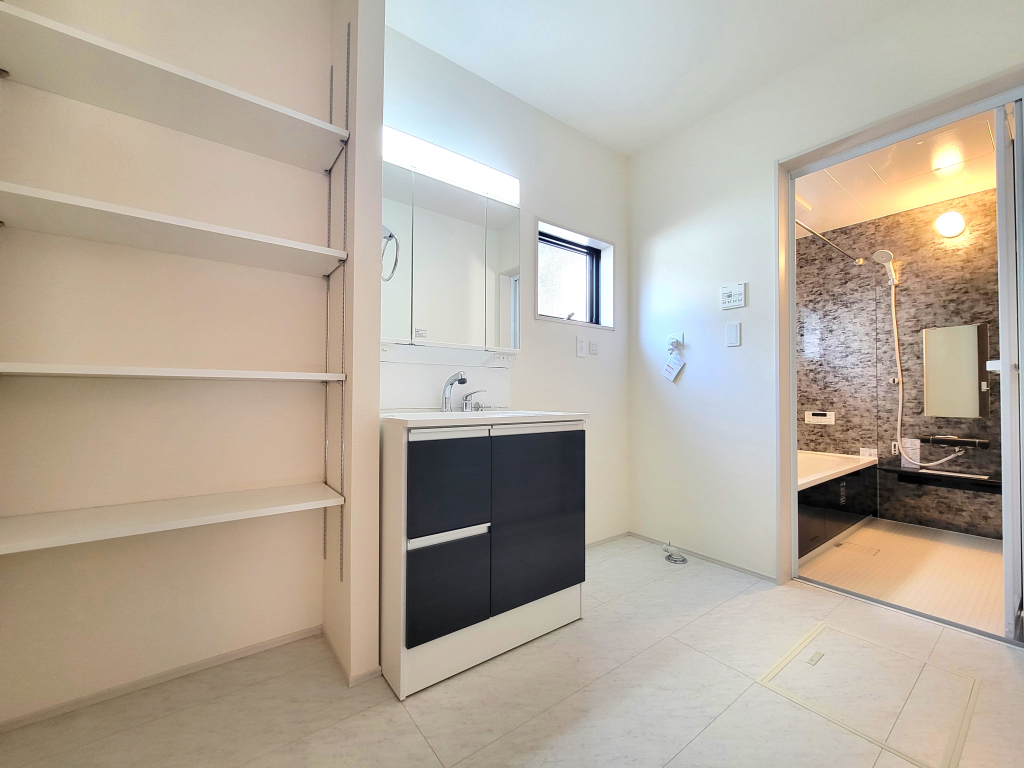 ☆清潔感溢れる洗面室☆ 心地良い空間を意識した洗面室。収納豊富な化粧台、奥様に必要な三面鏡。