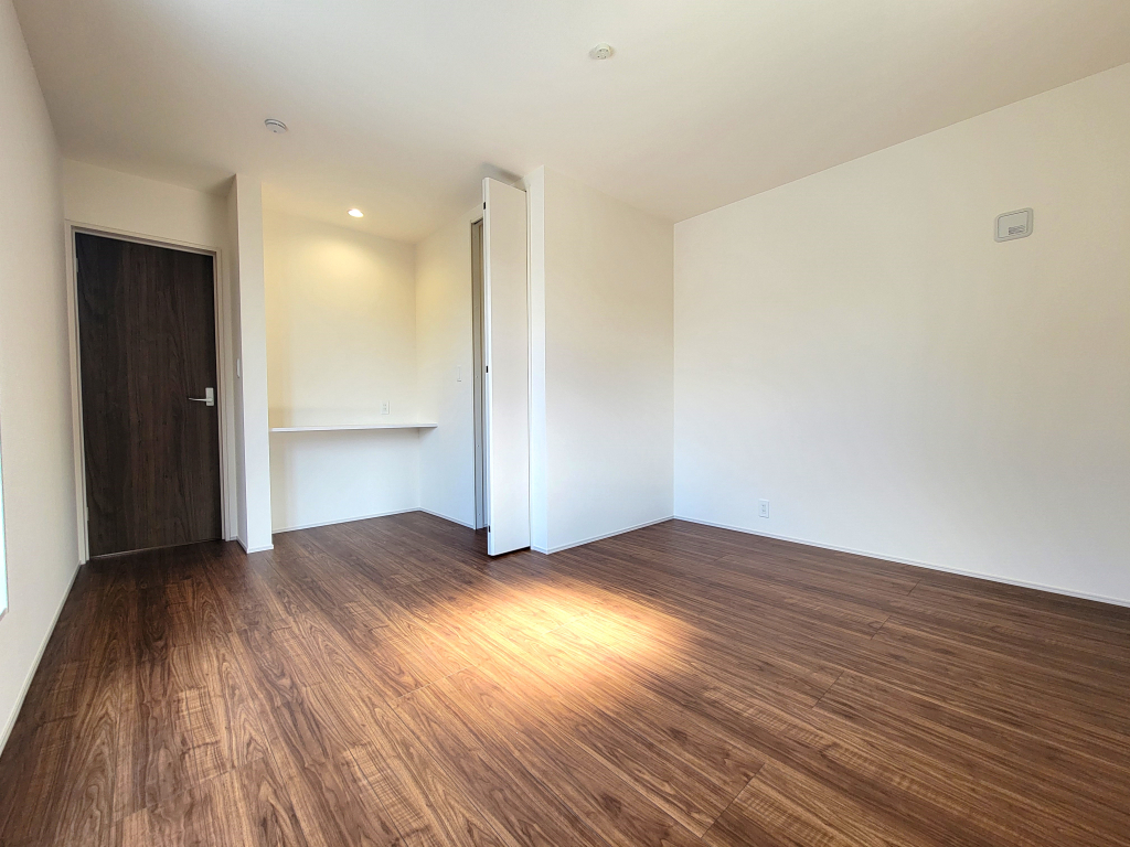 ☆☆　広々角部屋の主寝室　☆☆ 窓が多く、大きく差し込む陽射しも素晴らしい主寝室。