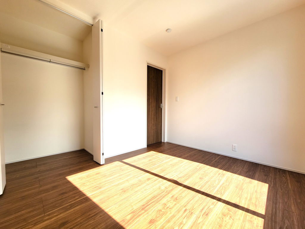 ☆使いやすい広さ。魅力的な主寝室☆ 広々としたお部屋は魅力です。明るさ、開放感も満足度の高い主寝室。