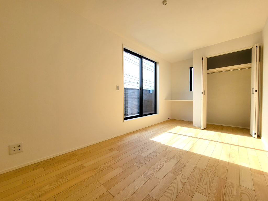 ☆広々角部屋の主寝室☆ 風が抜けて爽やかな住み心地を演出し、ご夫婦の寝室として満たされたお部屋