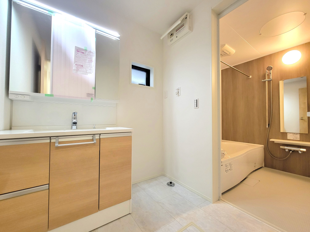 ☆清潔感溢れる洗面室☆ 心地良い空間を意識した洗面室。収納豊富な化粧台、奥様に必要な三面鏡。