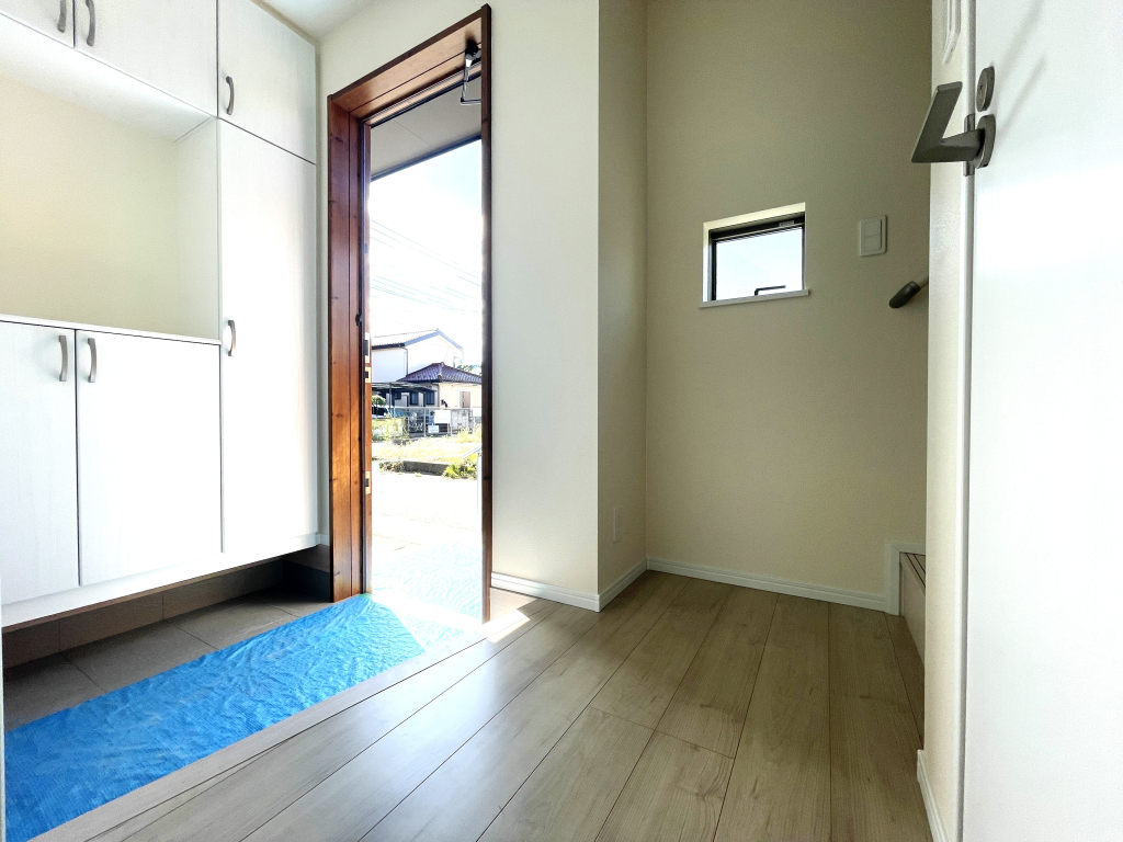 施工例　満足感溢れる家　☆ お家の顔とも言える玄関は、広くキレイでありたい。