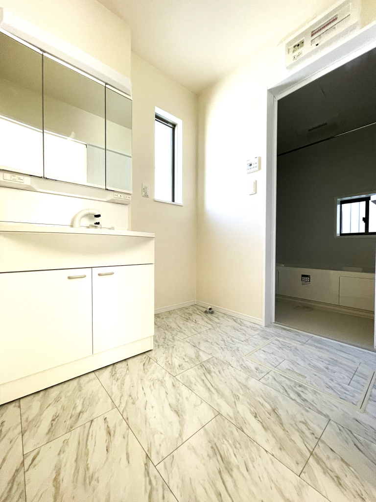 施工例☆広々洗面ルーム☆ 1日の始まりや入浴前に必ず入る空間だからこそ、清潔感や広さが重要に