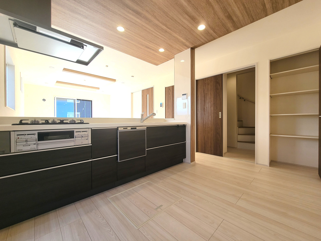 ☆会話が弾むキッチン☆ リビング全体を見渡せ家族全員と会話ができる人気の高いカウンターキッチン