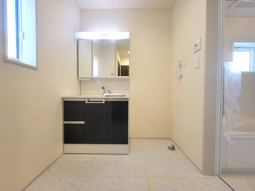 ☆清潔感溢れる洗面室☆ 心地良い空間を意識した洗面室。収納豊富な化粧台、奥様に必要な三面鏡。