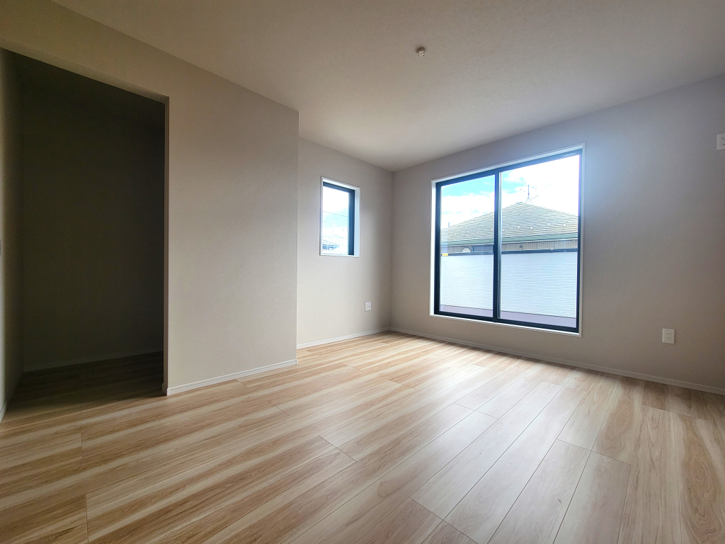 ☆広々角部屋の主寝室☆ 風が抜けて爽やかな住み心地を演出し、ご夫婦の寝室として満たされたお部屋