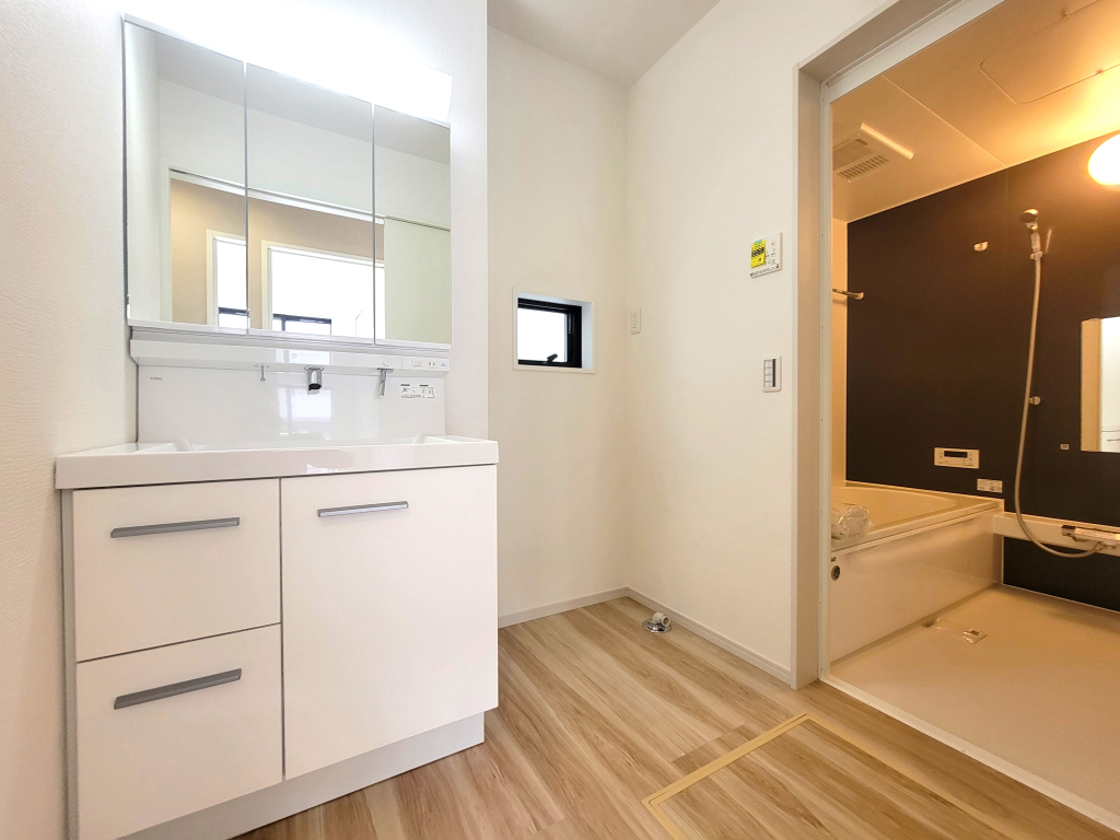 ☆清潔感溢れる洗面室☆ 心地良い空間を意識した洗面室。収納豊富な化粧台、奥様に必要な三面鏡。