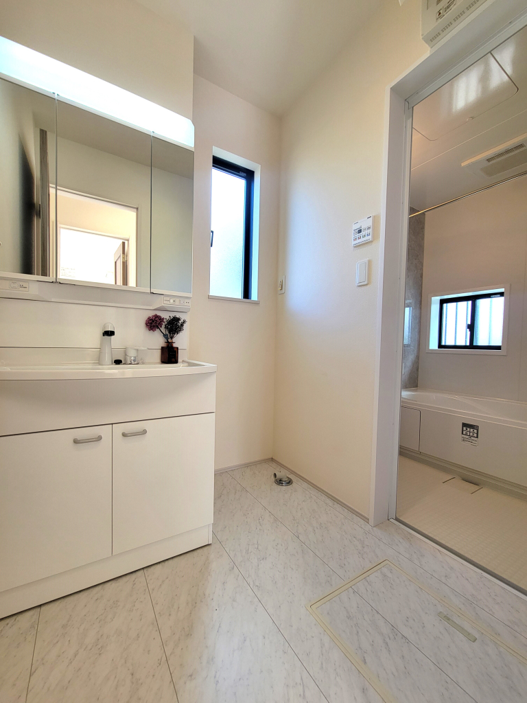 ☆清潔感溢れる洗面室☆ 心地良い空間を意識した洗面室。収納豊富な化粧台、奥様に必要な三面鏡。