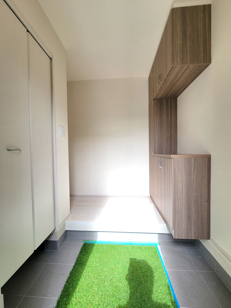 ☆☆　マイホームの顔として・・・　☆☆ お家の顔とも言える玄関は、広くキレイでありたい。 天井が高く