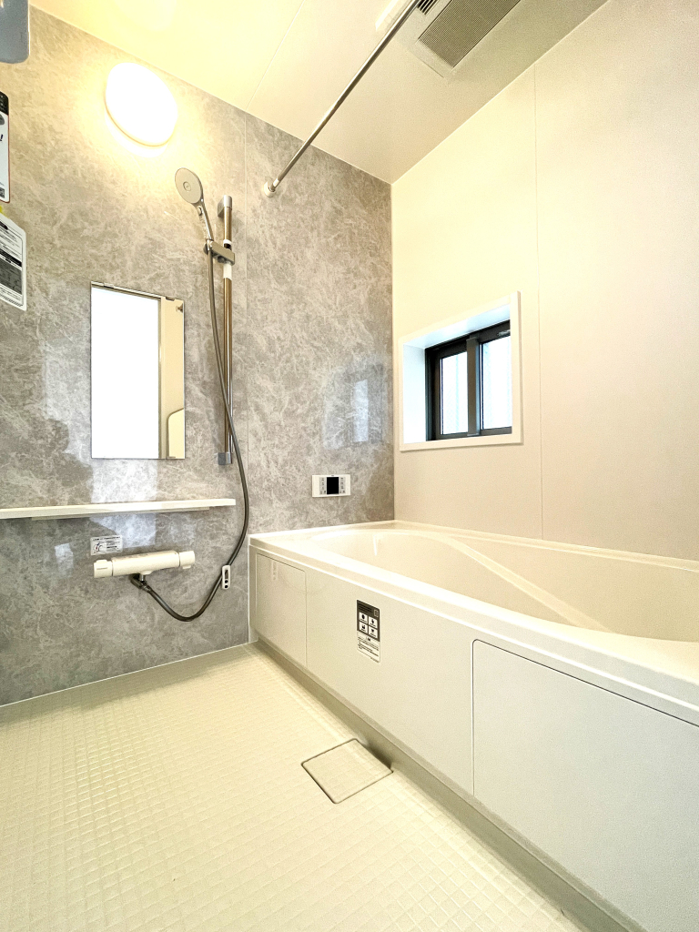 ☆憧れの広々サイズバスルーム　☆ 足を延ばせてゆっくりとくつろげる広々バスルーム。