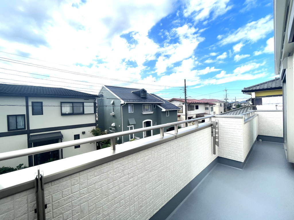 ☆南向きバルコニーの恵み☆ 干すだけではもったいない。楽しめる素敵な広々としたバルコニー