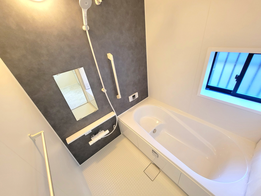 ☆　憧れの広々サイズバスルーム　☆ 足を延ばせてゆっくりとくつろげる広々バスルーム。