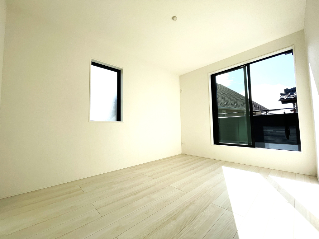 ☆広々角部屋の主寝室☆ 風が抜けて爽やかな住み心地を演出し、ご夫婦の寝室として満たされたお部屋