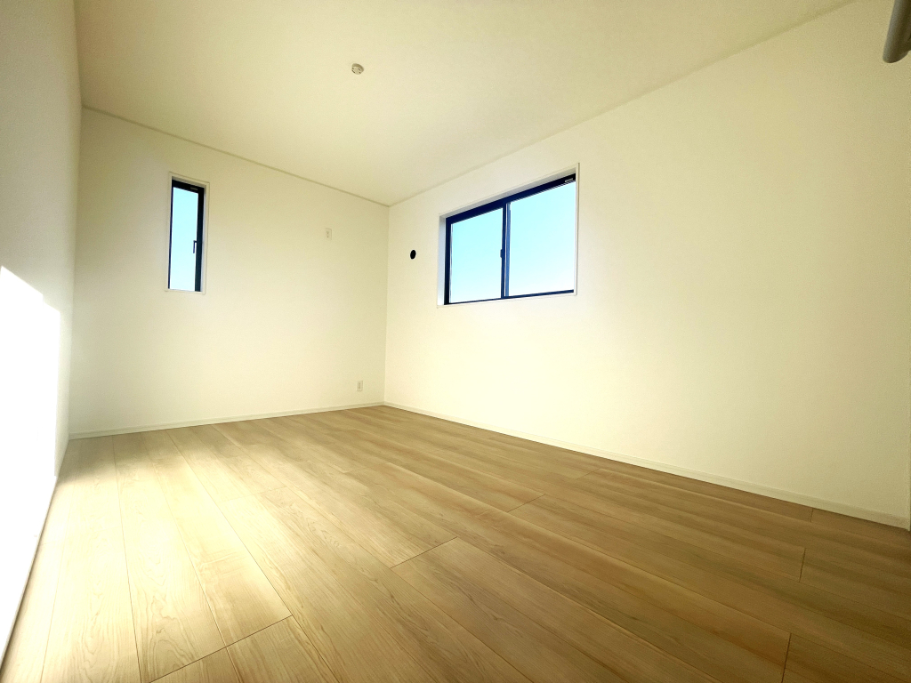 ☆☆　広々角部屋の主寝室　☆☆ 窓が多く、大きく差し込む陽射しも素晴らしい主寝室。