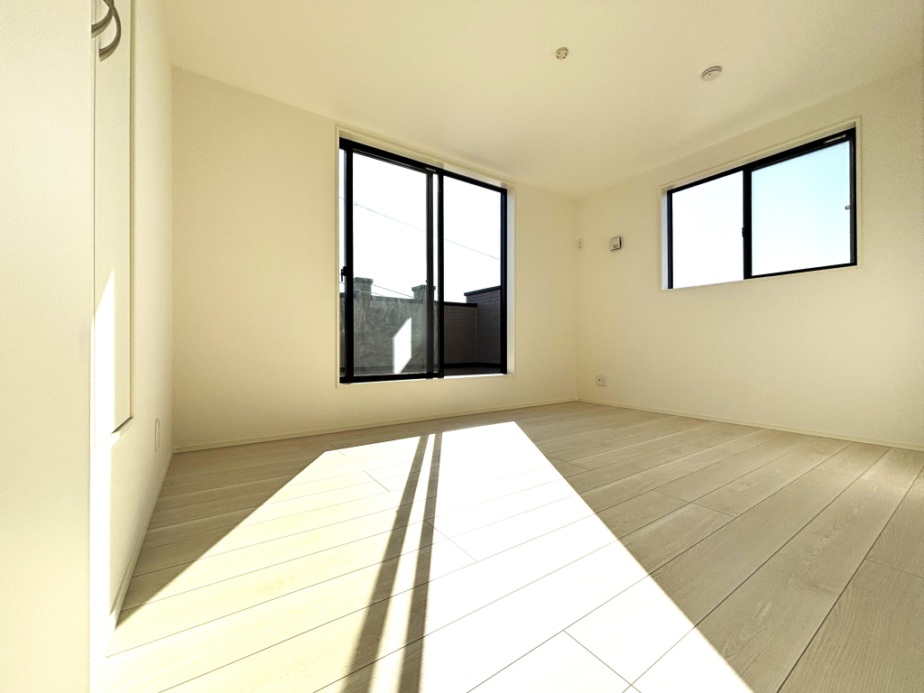 ☆広々角部屋の主寝室☆ 風が抜けて爽やかな住み心地を演出し、ご夫婦の寝室として満たされたお部屋