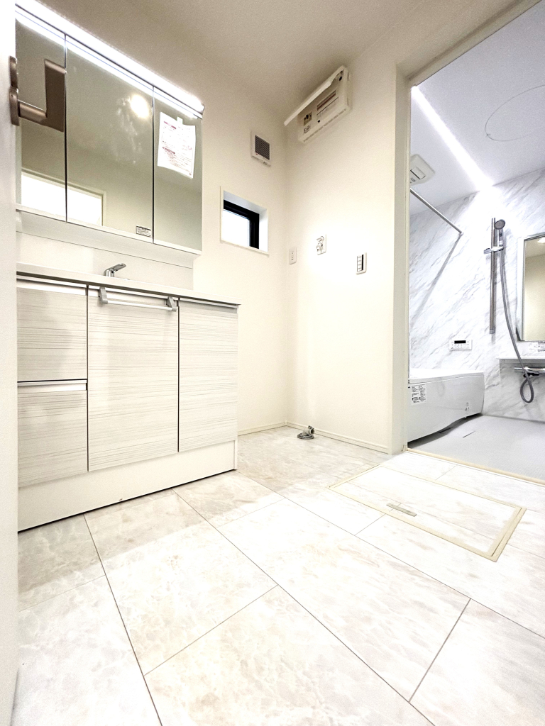 ☆清潔感溢れる洗面室☆ 心地良い空間を意識した洗面室。収納豊富な化粧台、奥様に必要な三面鏡。