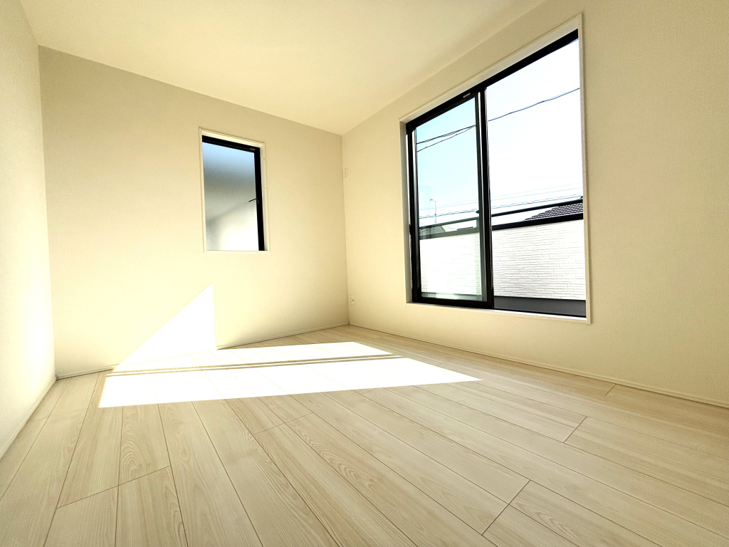 ☆広々角部屋の主寝室☆ 風が抜けて爽やかな住み心地を演出し、ご夫婦の寝室として満たされたお部屋