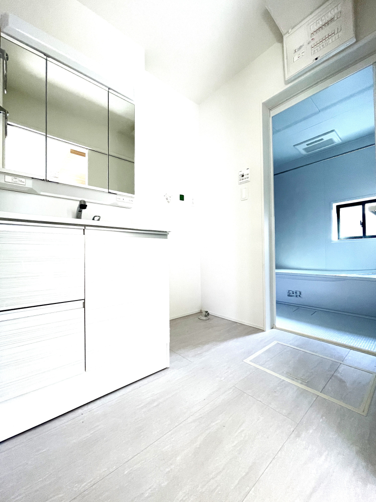 ☆清潔感溢れる洗面室☆ 心地良い空間を意識した洗面室。収納豊富な化粧台、奥様に必要な三面鏡。