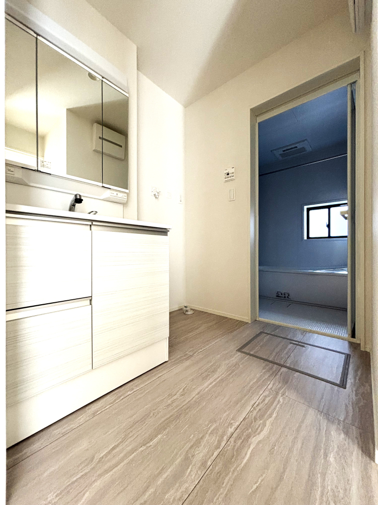 ☆清潔感溢れる洗面室☆ 心地良い空間を意識した洗面室。収納豊富な化粧台、奥様に必要な三面鏡。