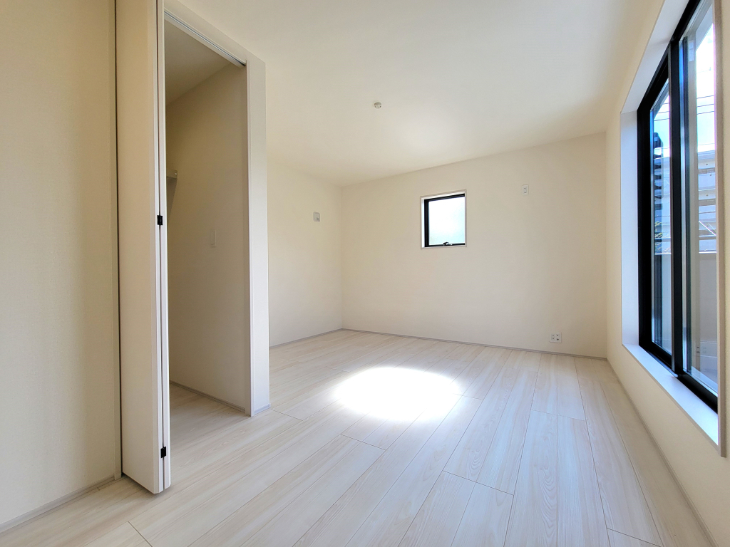 ☆使いやすい広さ。魅力的な主寝室☆ 広々としたお部屋は魅力です。明るさ、開放感も満足度の高い主寝室。