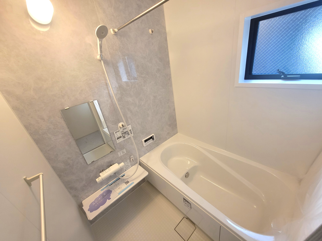 ☆☆　憧れの広々サイズバスルーム　☆☆ 足を延ばせてゆっくりとくつろげる広々バスルーム。