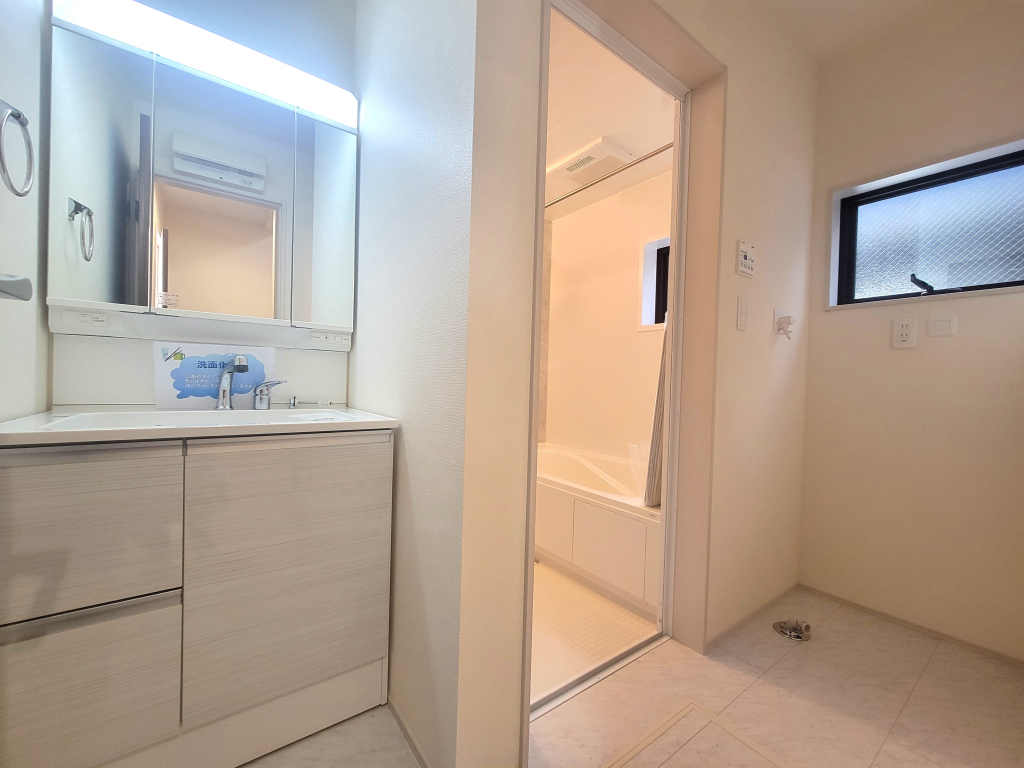 ☆清潔感溢れる洗面室☆ 心地良い空間を意識した洗面室。収納豊富な化粧台、奥様に必要な三面鏡。