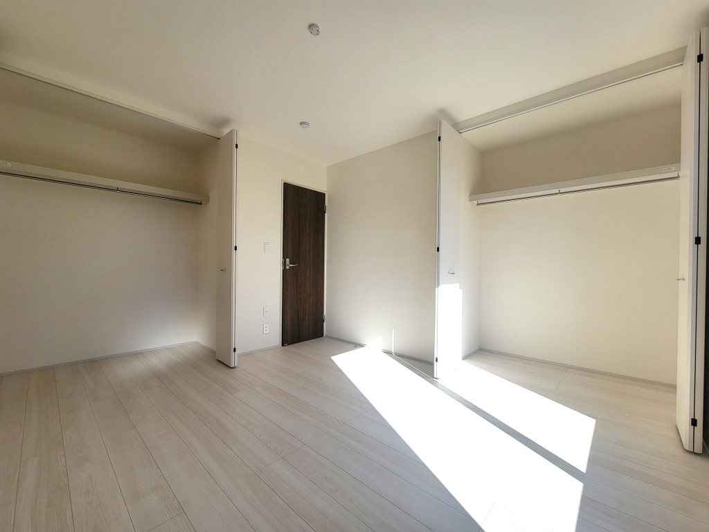 ☆☆　広々角部屋の主寝室　☆☆ 窓が多く、大きく差し込む陽射しも素晴らしい主寝室。