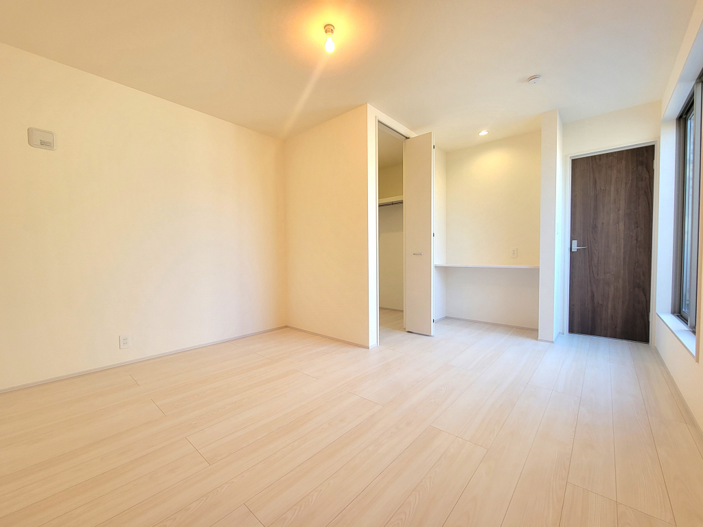 ☆　広々角部屋の主寝室　☆☆ 窓が多く、大きく差し込む陽射しも素晴らしい主寝室。