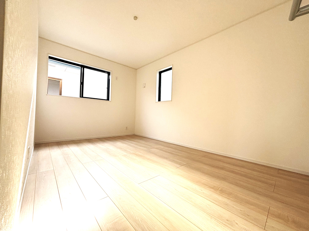 ☆☆　広々角部屋の主寝室　☆☆ 窓が多く、大きく差し込む陽射しも素晴らしい主寝室。