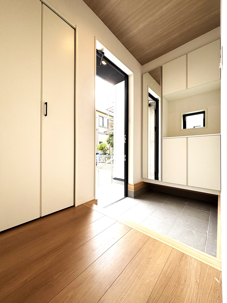 ☆明るく広い玄関☆ お出迎えする明るい玄関は大切なお家の顔です！