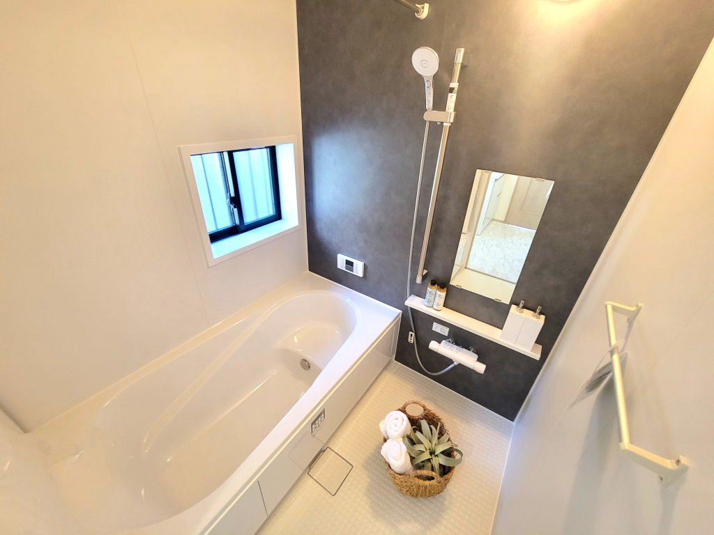 ☆　憧れの広々サイズバスルーム　☆ 足を延ばせてゆっくりとくつろげる広々バスルーム。