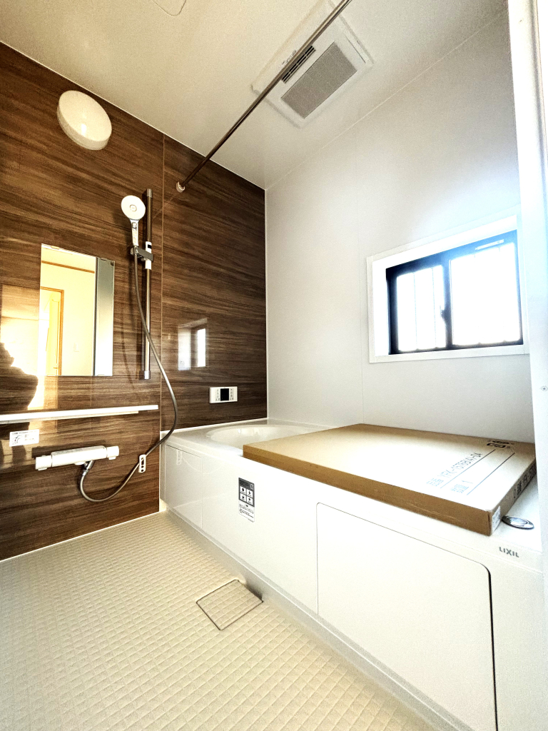 ☆憧れの広々サイズバスルーム　☆ 足を延ばせてゆっくりとくつろげる広々バスルーム。