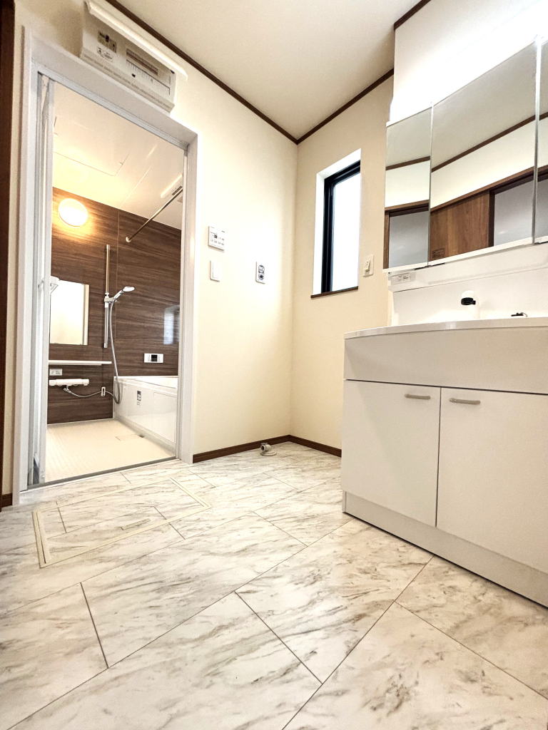 ☆清潔感溢れる洗面室☆ 心地良い空間を意識した洗面室。収納豊富な化粧台、奥様に必要な三面鏡。