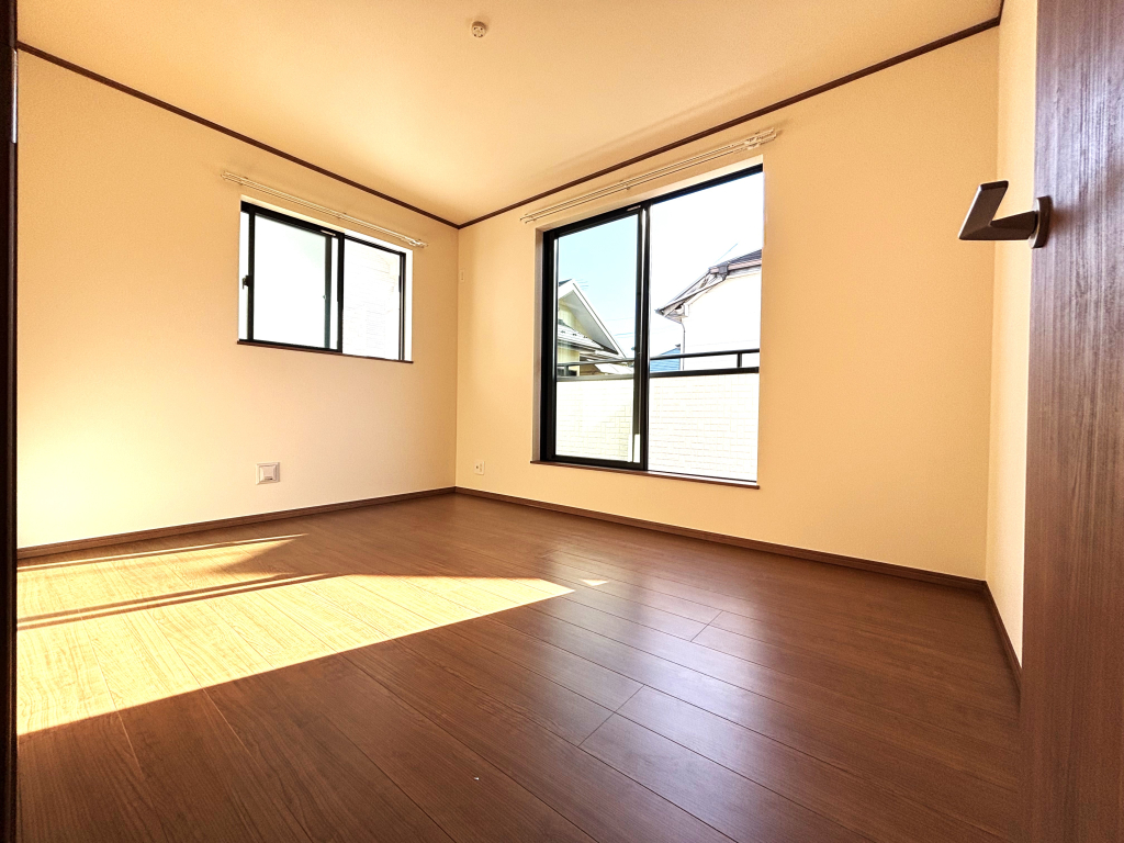 ☆ 広々角部屋の主寝室 ☆☆ 窓が多く、大きく差し込む陽射しも素晴らしい主寝室。