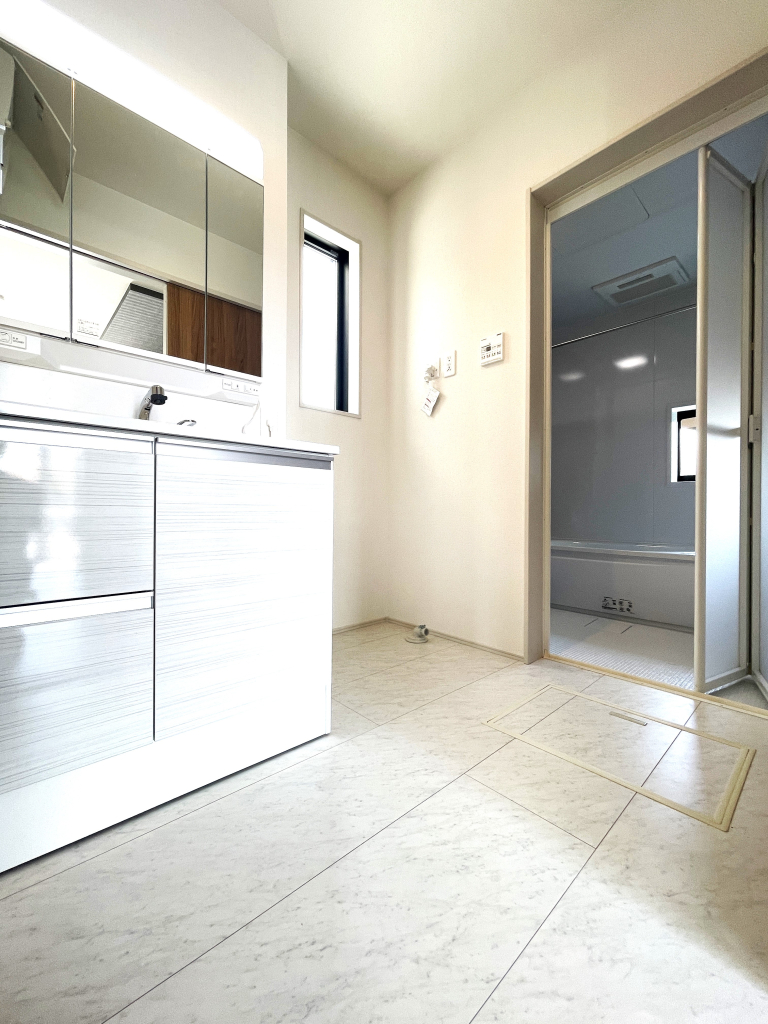 ☆清潔感溢れる洗面室☆ 心地良い空間を意識した洗面室。収納豊富な化粧台、奥様に必要な三面鏡。