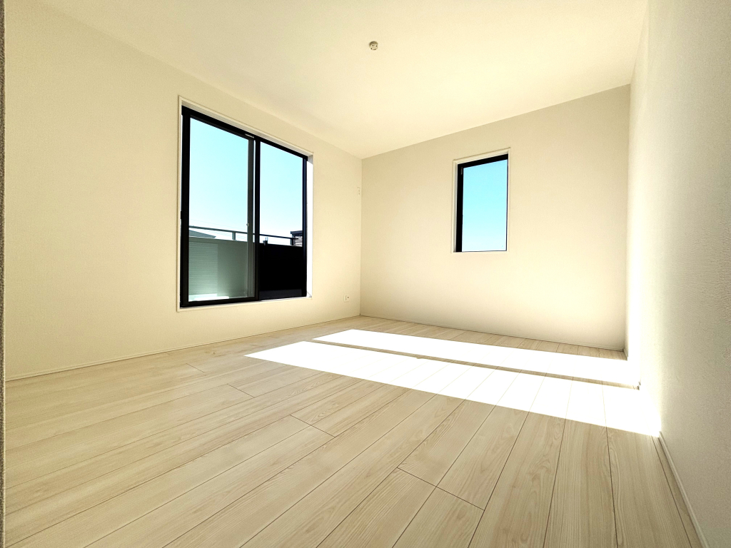 ☆広々角部屋の主寝室☆ 風が抜けて爽やかな住み心地を演出し、ご夫婦の寝室として満たされたお部屋