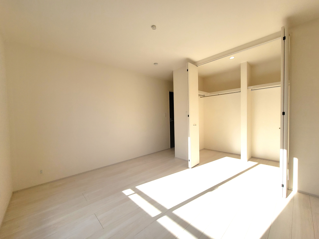 ☆使いやすい広さ。魅力的な主寝室☆ 広々としたお部屋は魅力です。明るさ、開放感も満足度の高い主寝室。