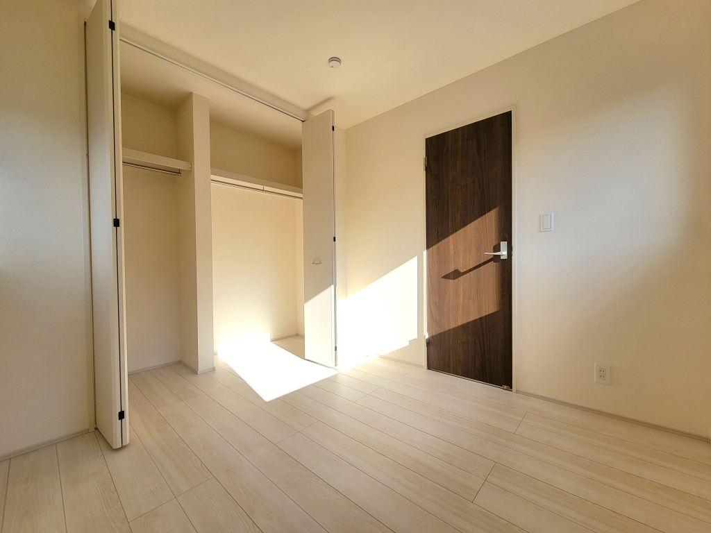 ☆お子様にも格別な空間を☆ 一生の思い出となるマイルーム。しっかりサイズの広さにクローゼット収納。