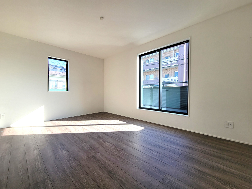 ☆広々角部屋の主寝室☆ 風が抜けて爽やかな住み心地を演出し、ご夫婦の寝室として満たされたお部屋