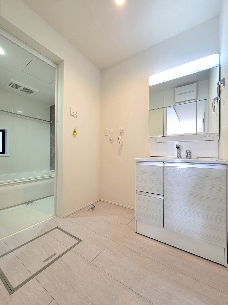 ☆清潔感溢れる洗面室☆ 心地良い空間を意識した洗面室。収納豊富な化粧台、奥様に必要な三面鏡。