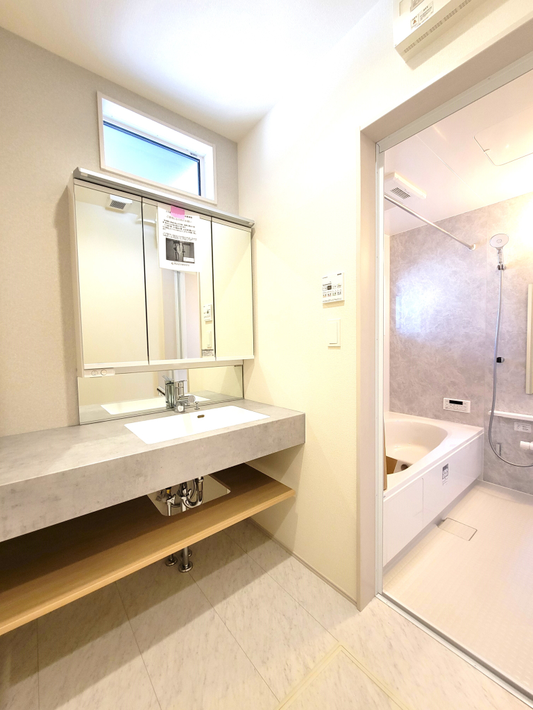 ☆清潔感溢れる洗面室☆ 心地良い空間を意識した洗面室。収納豊富な化粧台、奥様に必要な三面鏡。