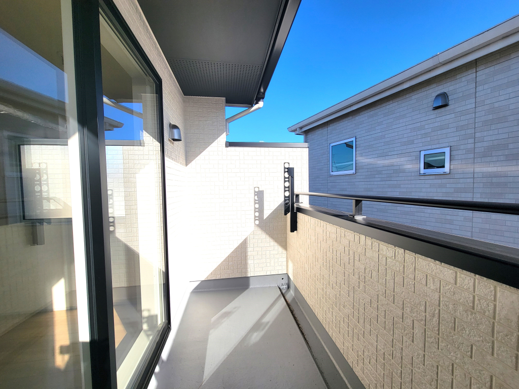 ☆青空がキレイに感じられる☆何気なく外の空気を感じたい時に来てしまう。それが我が家のバルコニー