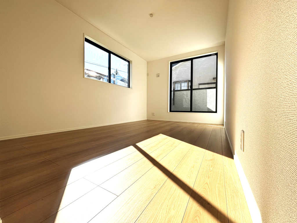 ☆広々角部屋の主寝室☆ 風が抜けて爽やかな住み心地を演出し、ご夫婦の寝室として満たされたお部屋