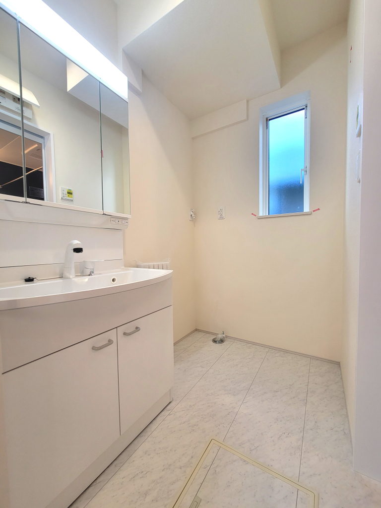 ☆清潔感溢れる洗面室☆ 心地良い空間を意識した洗面室。収納豊富な化粧台、奥様に必要な三面鏡。