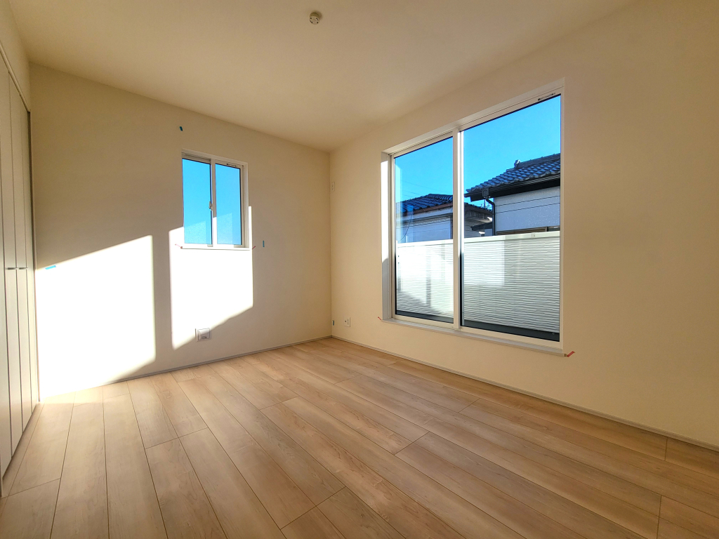 ☆　広々角部屋の主寝室　☆☆ 窓が多く、大きく差し込む陽射しも素晴らしい主寝室。