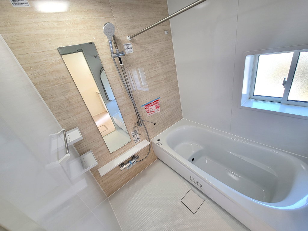 ☆憧れの広々サイズバスルーム　☆ 足を延ばせてゆっくりとくつろげる広々バスルーム。